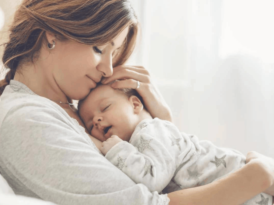 baby showing common 4 month sleep regression signs